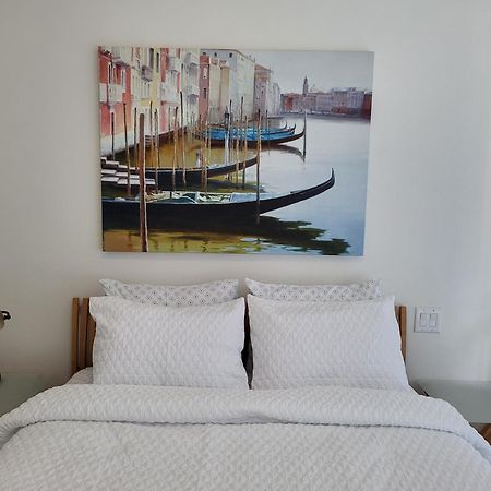 Your Perfect Escape - Modern Landmark Condo In Downtown Calgary - Free Parking- Premium Location 외부 사진
