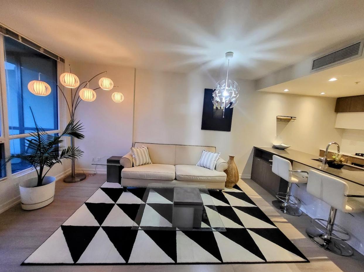 Your Perfect Escape - Modern Landmark Condo In Downtown Calgary - Free Parking- Premium Location 외부 사진