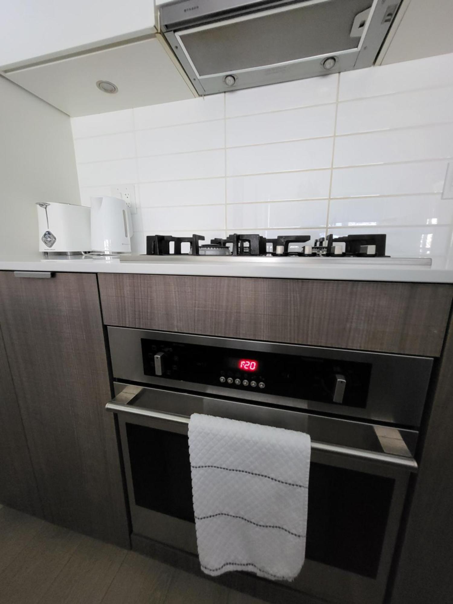 Your Perfect Escape - Modern Landmark Condo In Downtown Calgary - Free Parking- Premium Location 외부 사진