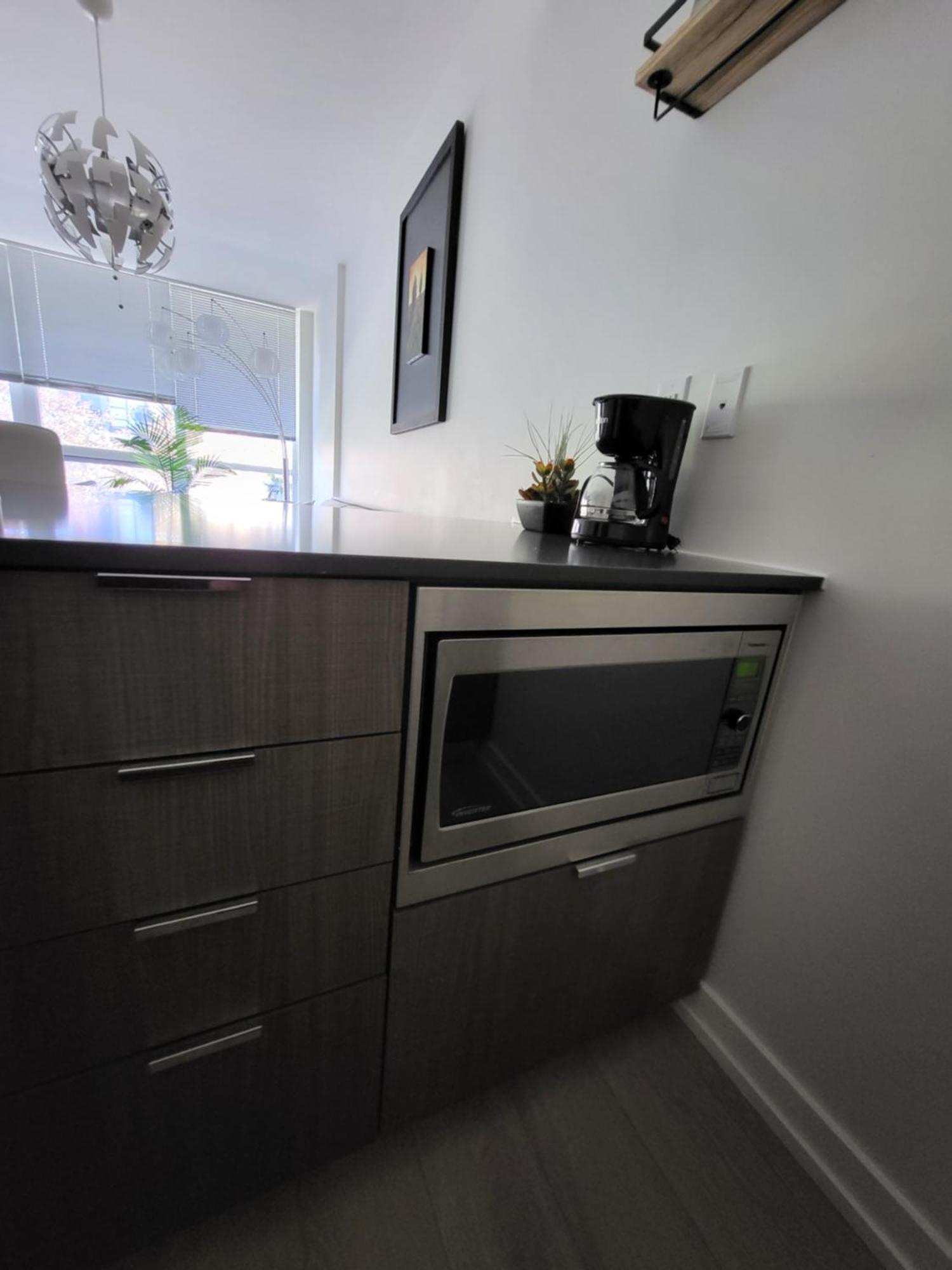 Your Perfect Escape - Modern Landmark Condo In Downtown Calgary - Free Parking- Premium Location 외부 사진